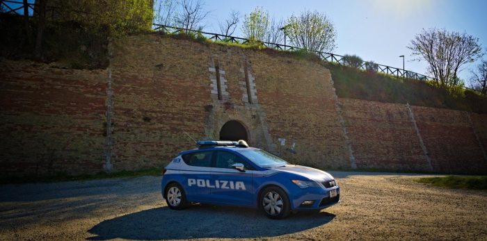 Offende e picchia la moglie davanti ai figli minori, allontanato da casa un 51enne