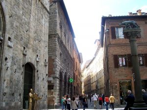 Siena: adesivi su cartelli stradali e vetrine del centro. Il Comune: "Ci appelliamo al senso civico di tutti"