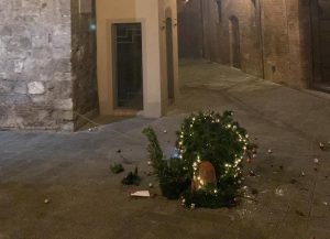 Ancora vandali in centro a Siena, danneggiato l'albero della Civetta