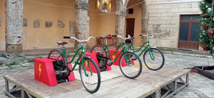 Chiusi, si accendono le luminarie pedalando in piazza Duomo