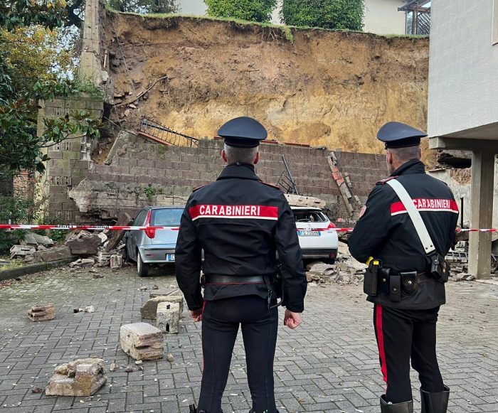 Colle Val d'Elsa, crolla un muro in Via Diaz - Le foto