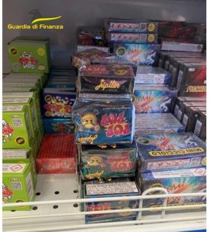 San Gimignano: sequestrati in un negozio 1700 fuochi d'artificio scaduti e non sicuri