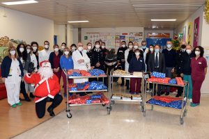 Natale: i Carabinieri alle Scotte portano doni e gadget ai bambini ricoverati