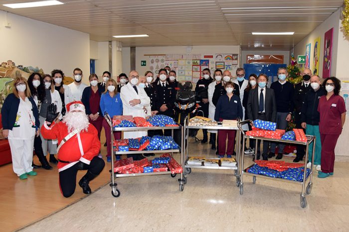 Natale: i Carabinieri alle Scotte portano doni e gadget ai bambini ricoverati