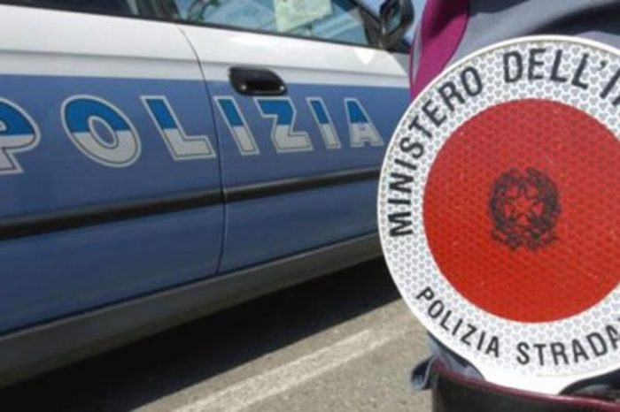 Poggibonsi, auto sbanda e va contro il guardrail allo svincolo della Siena-Firenze