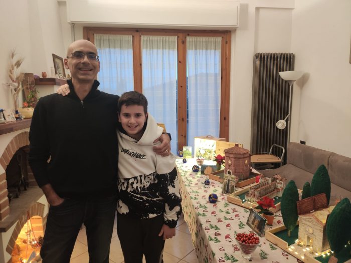 Il Presepe ambientato tra le bellezze senesi: la passione di Marco Lunghi e di suo figlio Andrea