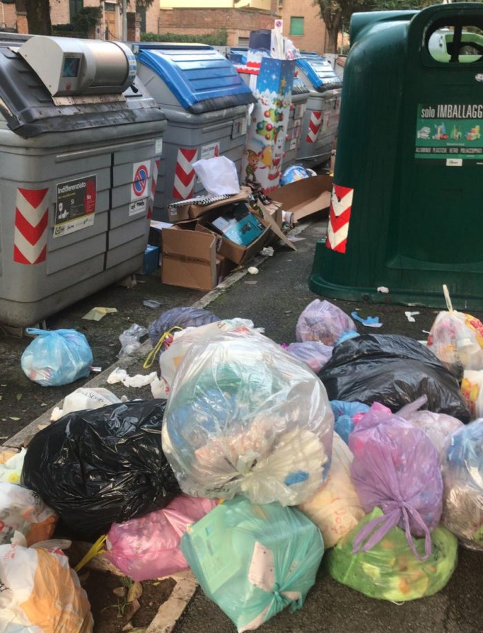 Rifiuti, Viale Mameli sembra una discarica a cielo aperto. I residenti: "Non ne possiamo pi&ugrave;"