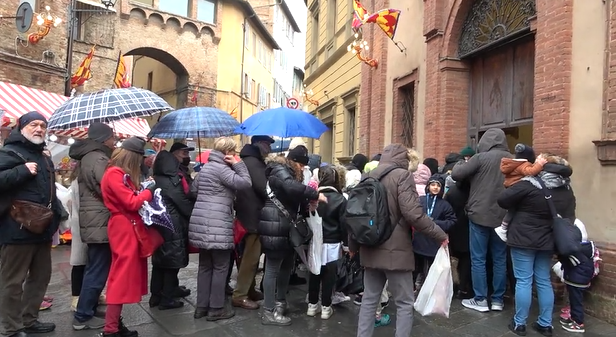 Il maltempo non ferma la tradizione senese: tanta gente per la Festa di Santa Lucia