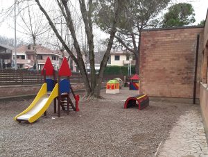 Vandali ad Arbia: bruciato un telo ombreggiante della scuola materna