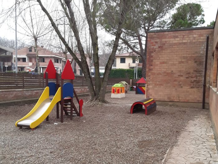 Vandali ad Arbia: bruciato un telo ombreggiante della scuola materna