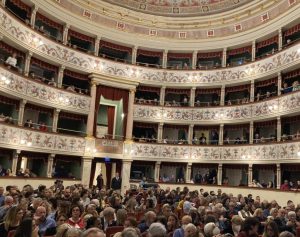 “Indovina chi viene a cena”: Cesare Bocci e Vittoria Belvedere sul palco del Teatro dei Rinnovati
