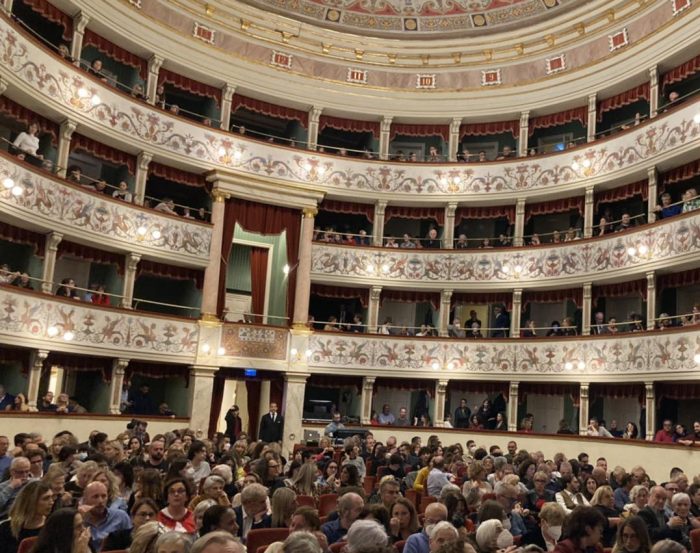 “Indovina chi viene a cena”: Cesare Bocci e Vittoria Belvedere sul palco del Teatro dei Rinnovati