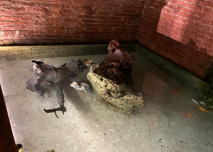 Vandali in azione nella notte in centro a Siena: danneggiata la fontanina del Bruco