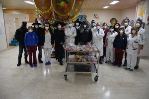 Arriva la Befana all&rsquo;ospedale delle Scotte: la Banda Bassotti consegna le calze