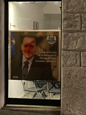 Siena, atto vandalico contro la sede di Forza Italia