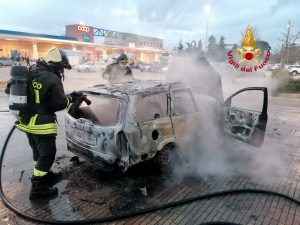 Sinalunga, brucia un'auto: incendio domato dai vigili del fuoco