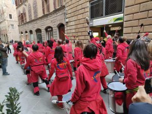 Siena: il concerto itinerante dell'Orchestra Bandao anima le vie del centro
