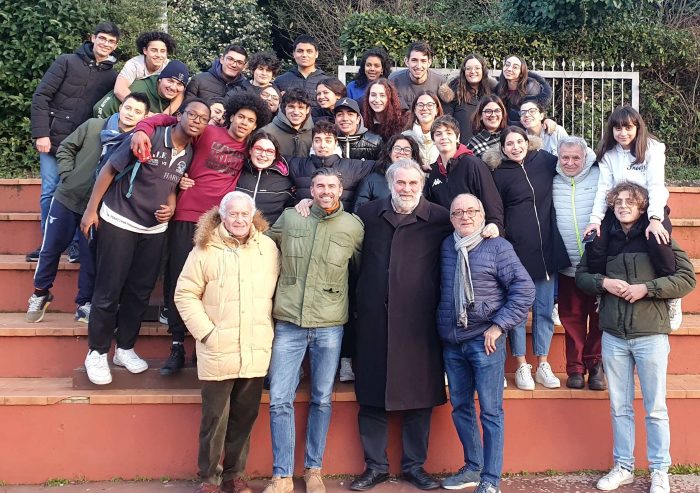 L'ex capitano di Juventus e Nazionale Andrea Barzagli in visita a sorpresa ai suoi amici di Siena