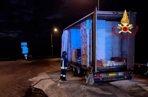 Camion prende fuoco a Sinalunga, intervengono i Vigili del Fuoco