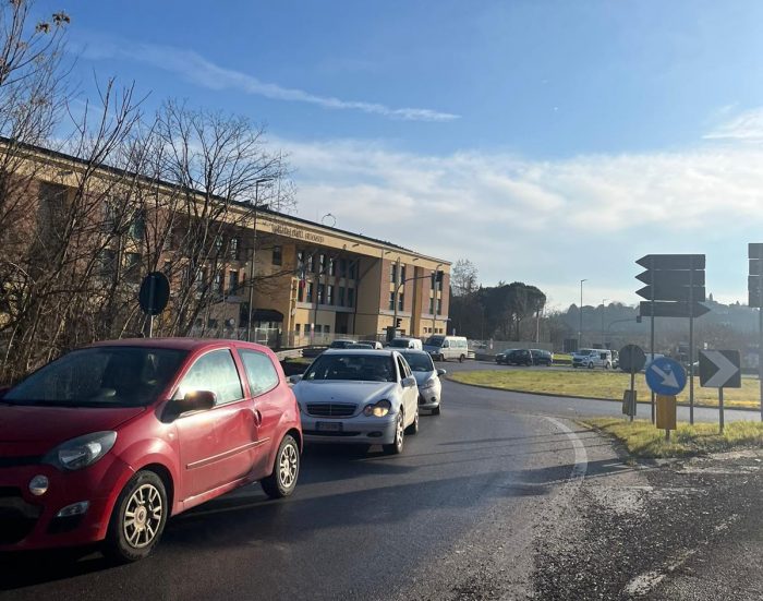 Tamponamento in Strada del Ruffolo, traffico bloccato