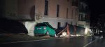 Auto sbanda e finisce contro albergo abbandonato a Chianciano Terme