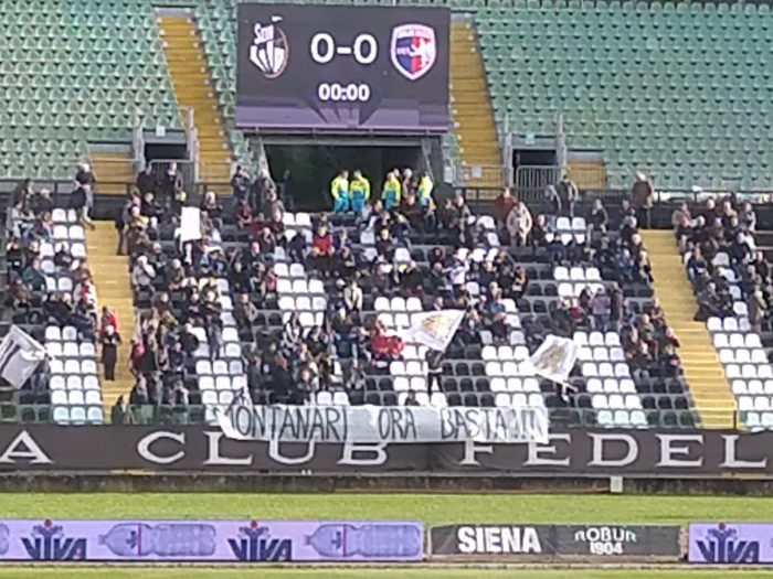 "Montanari ora basta" lo striscione dei Fedelissimi prima del match tra Siena e Imolese