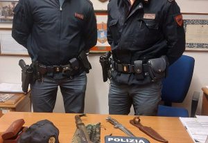 Siena: pedina tre ragazze con atteggiamenti molesti, Polizia denuncia 53enne armato di coltelli