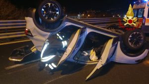 Incidente sulla Siena-Bettolle: auto ribaltate e fuori strada, due feriti estratti dai mezzi