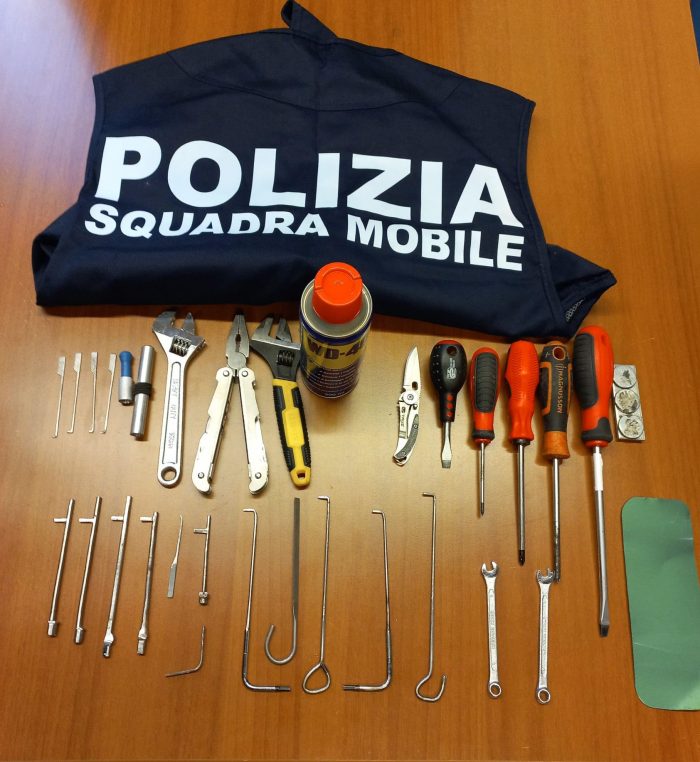 Ladri in appartamento a Siena nel quartiere dell'Acquacalda: la polizia denuncia 3 stranieri per tentato furto aggravato