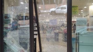 Siena: ladri assaltano di notte farmacia a San Miniato, auto in retromarcia distrugge ingresso