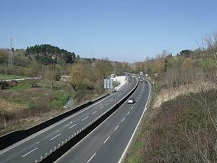 Siena: fa jogging in tangenziale, gli automobilisti chiamano le forze dell'ordine