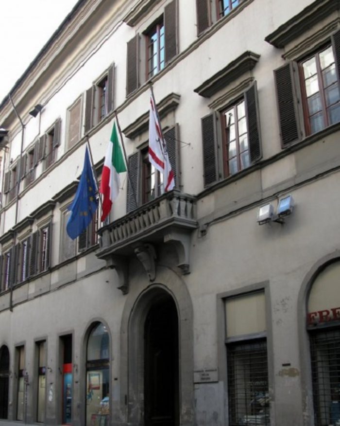 Vandali imbrattano la sede del Consiglio regionale, Mazzeo: "Gesto inaccettabile". Giani: "Non ci facciamo intimidire"