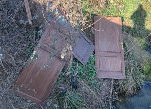 Siena, rifiuti abbandonati a Renaccio: porte gettate in un corso d'acqua