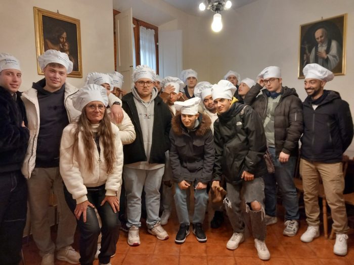 Solidariet&agrave; a tavola, giovani cuochi alla mensa di San Girolamo di Siena