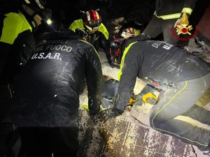 Terremoto in Turchia, notte di lavoro per i vigili del fuoco italiani. Le immagini