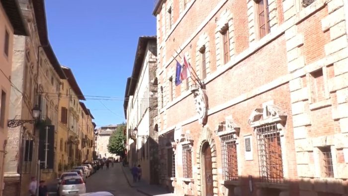 Colle di Val d'Elsa: parcheggio di via Liguria, 87 posti auto e un percorso pedonale a La Badia