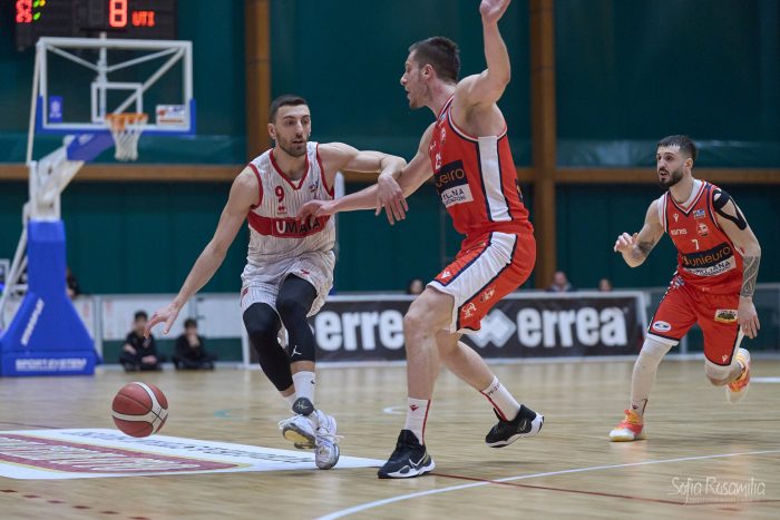 Basket A2 - La San Giobbe si arrende solo nel finale. Forlì passa all'Estra Forum