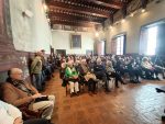 Convegno no green pass a Siena: sala piena, fa capolino l'assessore Appolloni