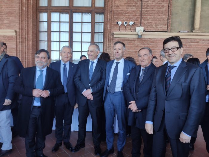 Siena, Consiglio comunale conferisce cittadinanza onoraria a Polizia di Stato: "Siena perla da tutelare"