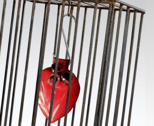 'La violenza non è amore', installazione di Anna Izzo a San Quirico d'Orcia