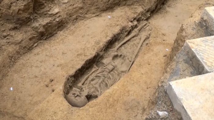 Siena: scheletro umano affiorato da scavo rimosso e consegnato alla Soprintendenza