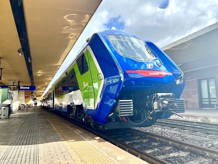 Trasporti: 'Blues', primo treno ibrido di Trenitalia a tripla alimentazione in servizio sulla linea senese