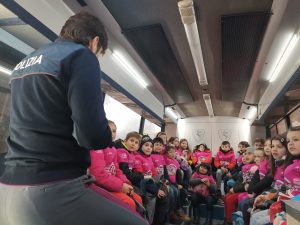 Alle Strade Bianche il Pullman Azzurro della Polizia di Stato e il progetto BiciScuola