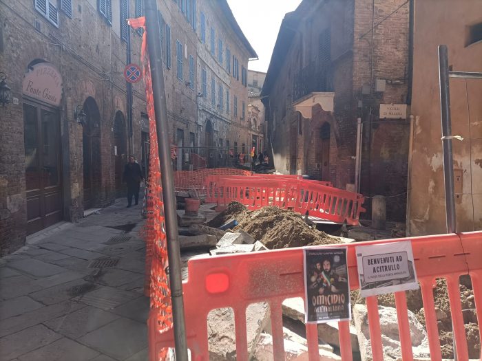 Siena, commercianti di Via Camollia oscurati dal cantiere: "Altro che scheletro, vogliamo un risarcimento"