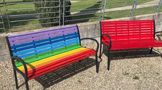 Violenza di genere e diritti civili, due nuove panchine rosso e arcobaleno a Poggibonsi