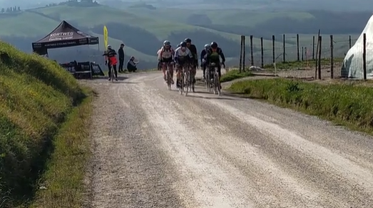 Gran Fondo Strade Bianche, il poggibonsese Sovani in gara coi campioni: "Arrivo in Piazza del Campo impagabile"