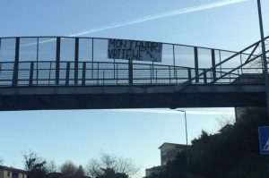 "Montanari vattene", striscioni appesi dai tifosi del Siena in vari punti della citt&agrave;