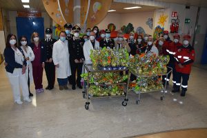 L'Associazione Nazionale Carabinieri e l'Arma donano uova di Pasqua ai piccoli pazienti delle Scotte