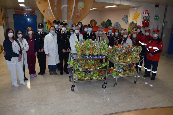 L'Associazione Nazionale Carabinieri e l'Arma donano uova di Pasqua ai piccoli pazienti delle Scotte
