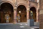 I "giganti" di Emanuele Giannelli popolano il centro storico di Siena